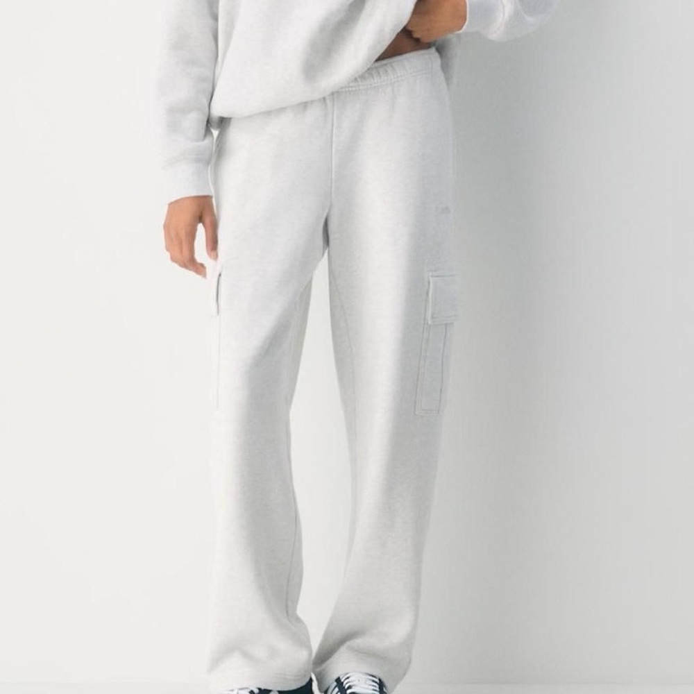 Aritzia cozy sweatfleece mega fit cargo sweatpants. Size small